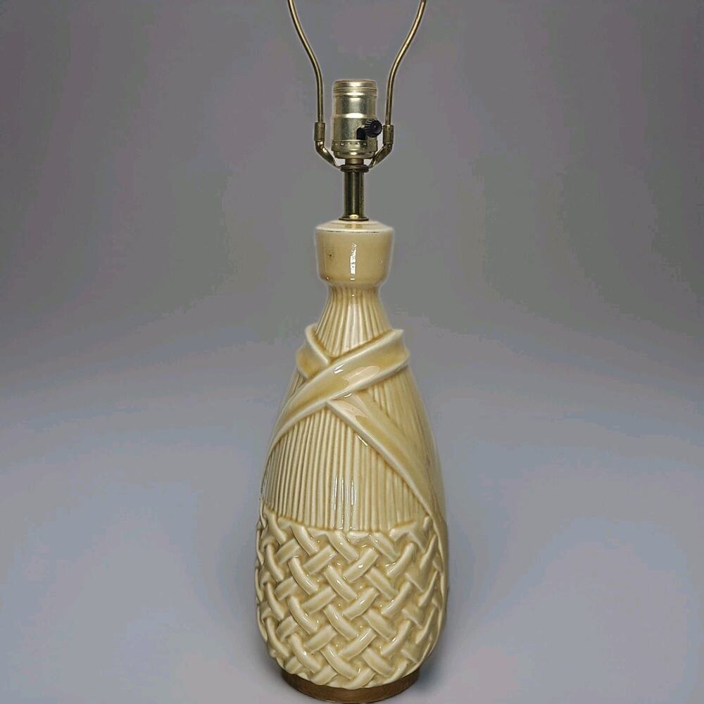 Vintage Ceramic Tan Glazed Table Lamp Tiki Grass Hut Pattern Gold Trim